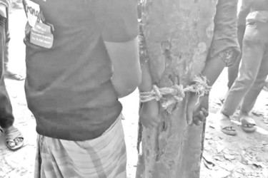 যুগলকে শেকলে বেঁধে নির্যাতন