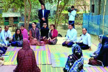 চাটাইয়ে বসে ব্র্যাকের কার্যক্রম শুনলেন জাইমা রহমান