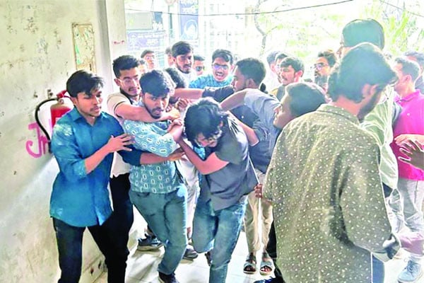 জবিতে সাংবাদিকদের ওপর হামলা আহত ১০