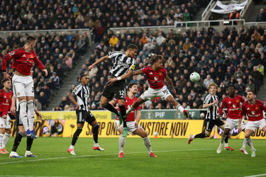 ১০ জনের নিউক্যাসেলের কাছে হারল ইউনাইটেড