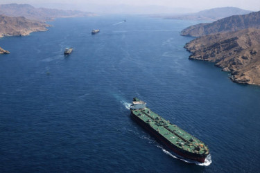 ক্ষেপণাস্ত্র হামলায় হরমুজ প্রণালীতে জাহাজে আগুন