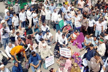 একীভূত পাঁচ ব্যাংক : আমানত ফেরতের দাবিতে বাংলাদেশ ব্যাংক ঘেরাও