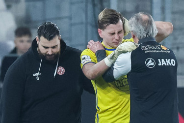 গ্যালারি থেকে ছোড়া আতশবাজিতে আহত জার্মান গোলকিপার