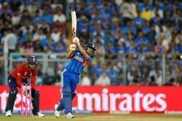 ছক্কার বৃষ্টিতে ইংল্যান্ডের সামনে ভারতের রান পাহাড়