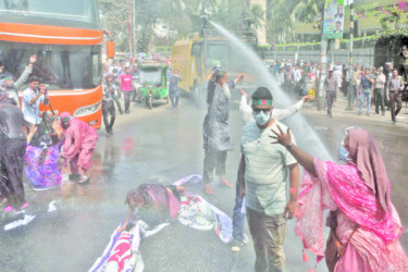 কেন্দ্রীয় ব্যাংকের সামনে বিক্ষোভ পুলিশের জলকামানে ছত্রভঙ্গ