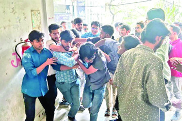 জবিতে সাংবাদিকদের ওপর হামলা আহত ১০