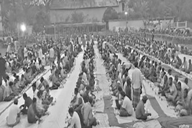 বসুন্ধরা শুভসংঘের উদ্যোগে গ্রামবাসীদের নিয়ে ইফতার