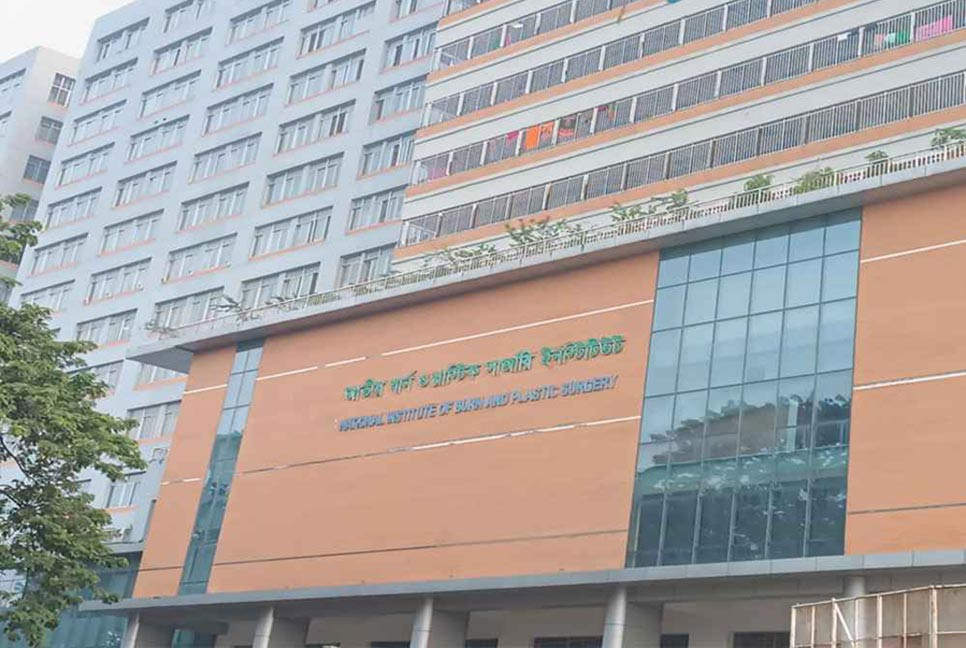 উত্তরায় গ্যাস লিকেজ থেকে বিস্ফোরণে নারী-শিশুসহ দগ্ধ ১০