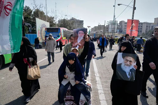 জুমার নামাজে খামেনিকে স্মরণ করে কাঁদলেন ইরানিরা