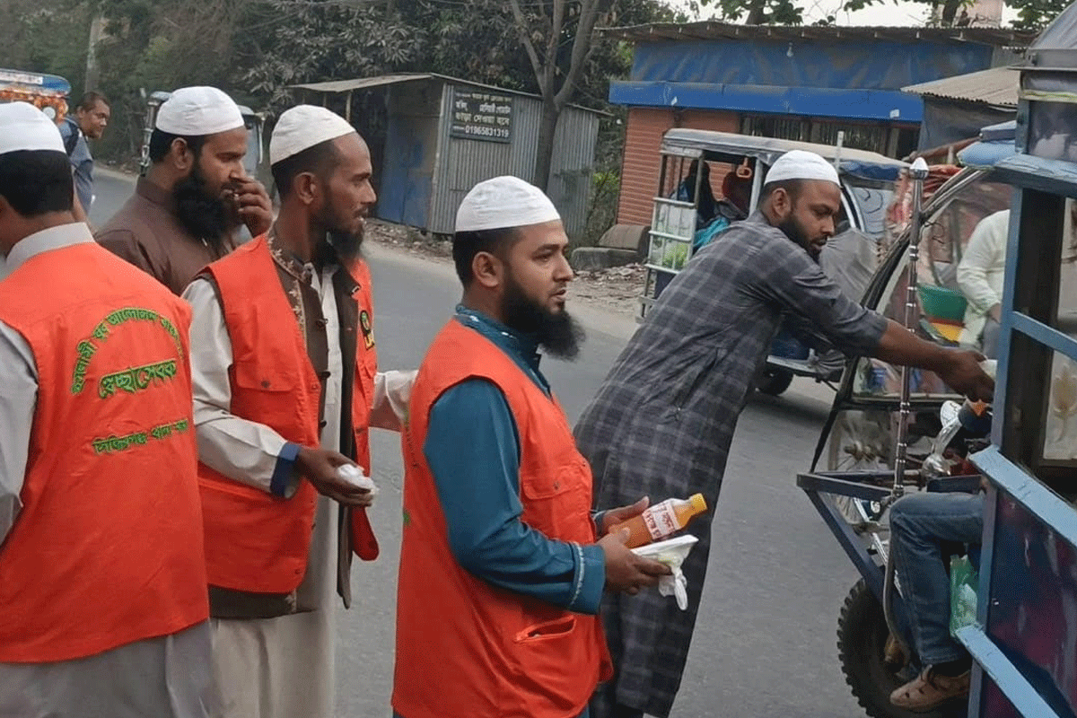 সিদ্ধিরগঞ্জে ইসলামী যুব আন্দোলনের উদ্যোগে ইফতার বিতরণ