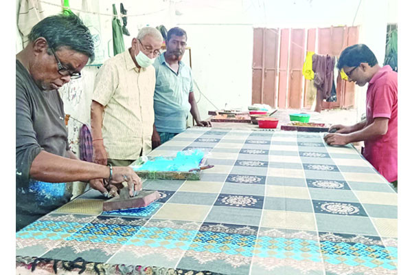 খাদিতে বাহারি নকশা