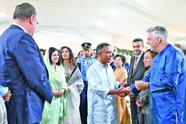 সম্পর্ক শক্তিশালী করতে সরকার প্রতিশ্রুতিবদ্ধ