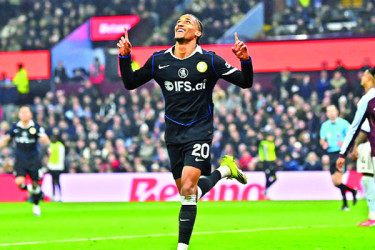 পেদ্রোর প্রথম হ্যাটট্রিকে উড়ে গেল ভিলা