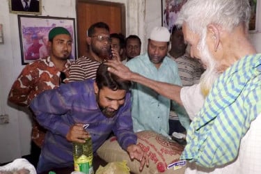 জামালপুরে অসহায় বৃদ্ধ দম্পতির ভরণ-পোষণের দায়িত্ব নিলেন যুবদল নেতা