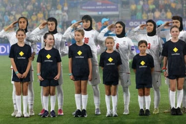 বৃষ্টির মধ্যেই জাতীয় সংগীত গেয়ে সালাম জানাল ইরানের নারী ফুটবলাররা