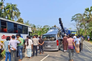 বরিশালে বাস-মাইক্রোবাসের সংঘর্ষে নিহত ২