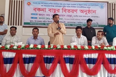 কাশিয়ানীতে জেলেদের মাঝে বাছুর বিতরণ করলেন এমপি সেলিমুজ্জামান