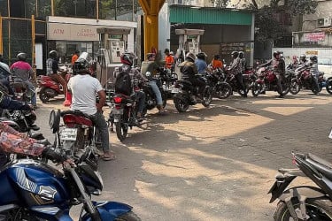 বেঁধে দেওয়া হয়েছে যানবাহনে তেল নেওয়ার সীমা