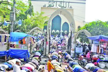 রমজানের তৃতীয় জুমায় বায়তুল মোকাররমে মুসল্লির ঢল