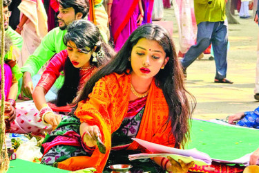 প্রথা ভেঙে নারী পুরোহিত তমা ও সমাদৃতা