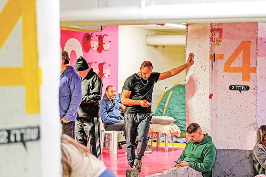 ইরানের ব্যালিস্টিক থেকে রক্ষা পেতে বাংকারে লাখ লাখ ইসরায়েলি