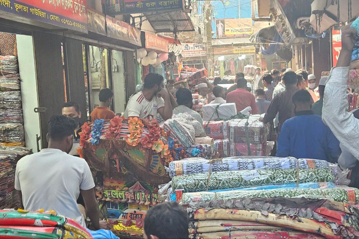 ঈদ উপলক্ষে জমজমাট বাবুরহাট, বেচা-কেনায় ধুম