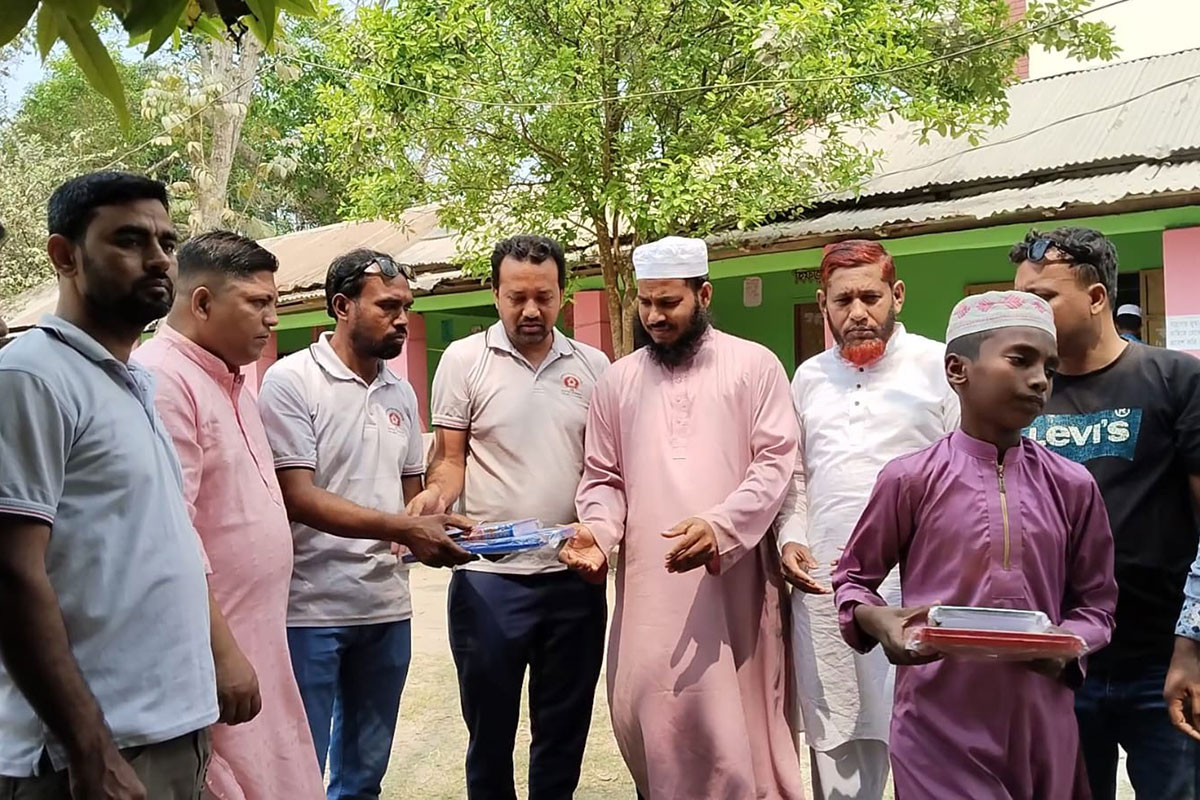 মুকসুদপুরে মাদ্রাসা শিক্ষার্থীদের মাঝে কোরআন শরিফ বিতরণ