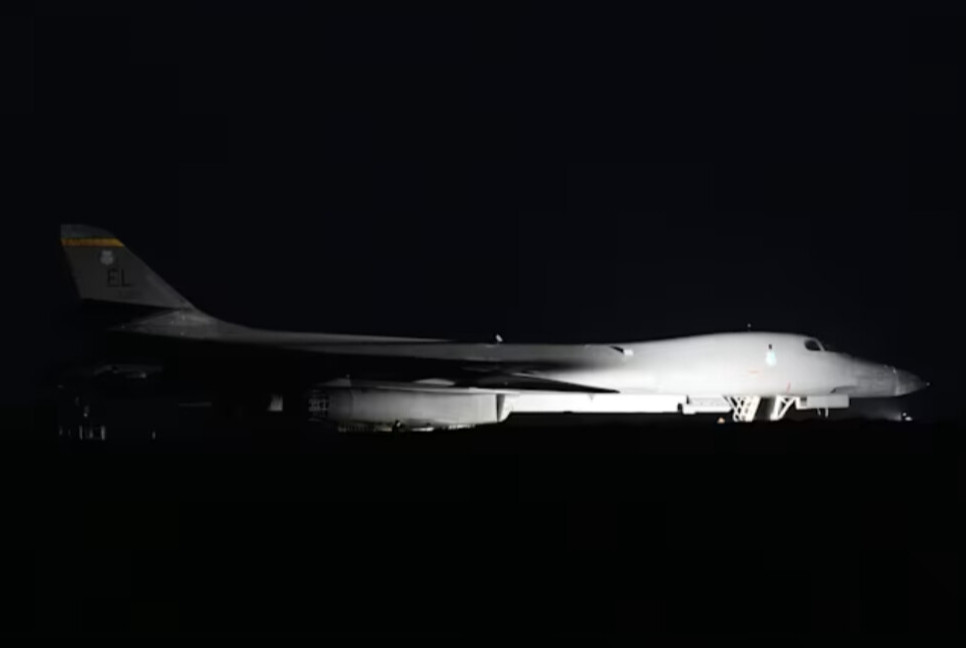 ইরান সংঘাত: ব্রিটিশ ঘাঁটিতে নামল মার্কিন অত্যাধুনিক যুদ্ধবিমান