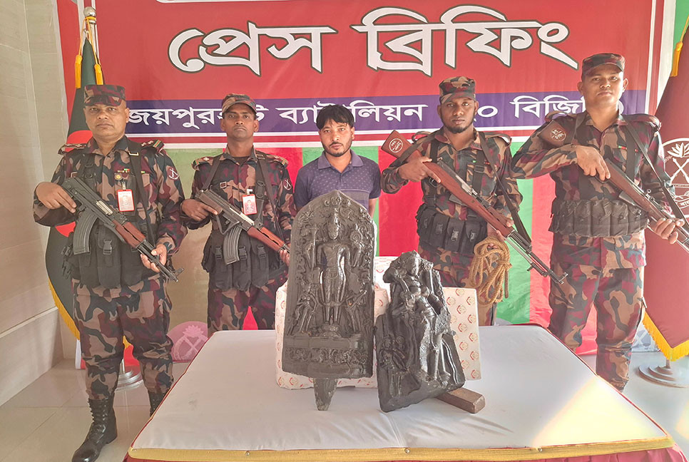 জয়পুরহাটে কষ্টি পাথরের মূর্তি উদ্ধার, আটক ১