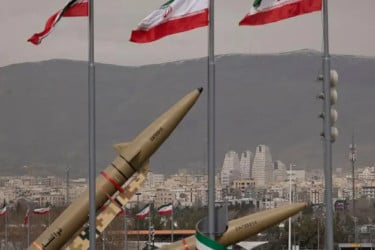 যুক্তরাষ্ট্রকে সামরিকভাবে হারাতে না পারলেও যেভাবে টিকে থাকার পরিকল্পনা ইরানের