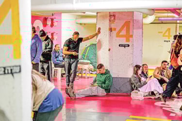 সাইরেন বাজলেই দৌড়: মাটির নিচে বন্দিদশায় কাটছে ইসরায়েলিদের সময়