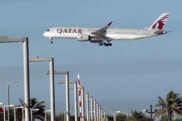 আতঙ্কের মধ্যেই সীমিত পরিসরে ফ্লাইট চালু করল কাতার