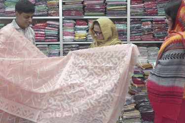 টাঙ্গাইলের তাঁতের শাড়ির পাইকারি হাটগুলোতে বাড়ছে বেচাকেনা