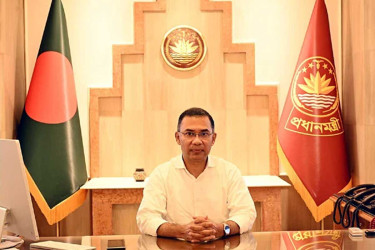 ছুটির দিনেও কার্যালয়ে ব্যস্ত সময় পার করলেন প্রধানমন্ত্রী