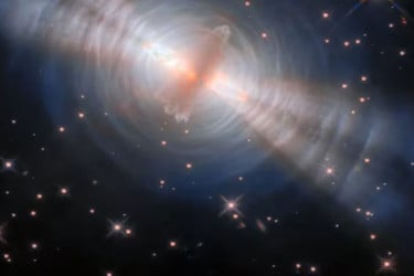 হাবল টেলিস্কোপে ধরা পড়ল মহাকাশের অদ্ভুত দৃশ্য