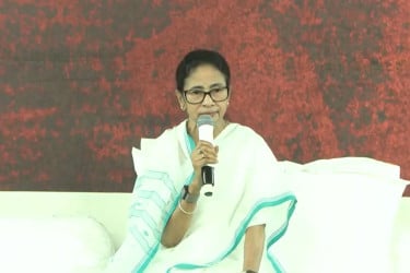 গ্যাসের দাম বৃদ্ধি; হাতা-কড়াই-খুন্তি নিয়ে প্রতিবাদের ডাক মমতার