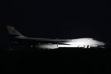 ইরান সংঘাত: ব্রিটিশ ঘাঁটিতে নামল মার্কিন অত্যাধুনিক যুদ্ধবিমান