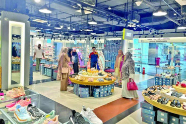 জ্বালানি সাশ্রয়ে দোকানপাট ও শপিংমলে কমানো হচ্ছে আলোকসজ্জা