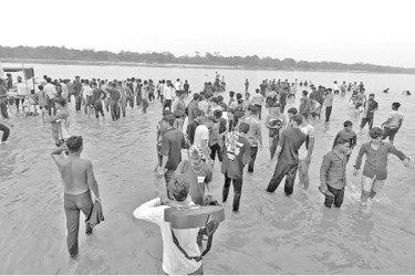 মধুমতীর চর যেন একখন্ড সৈকত