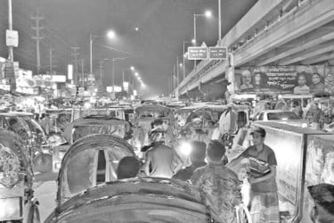 ফুটপাত দখল অবৈধ স্ট্যান্ড তীব্র যানজট সড়কে