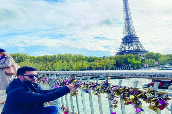 স্বপ্নের প্যারিস তালা যেখানে বলে ভালোবাসার গল্প