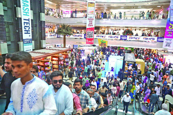 বসুন্ধরা সিটিতে পুরুষের পছন্দ বাহারি পাঞ্জাবি