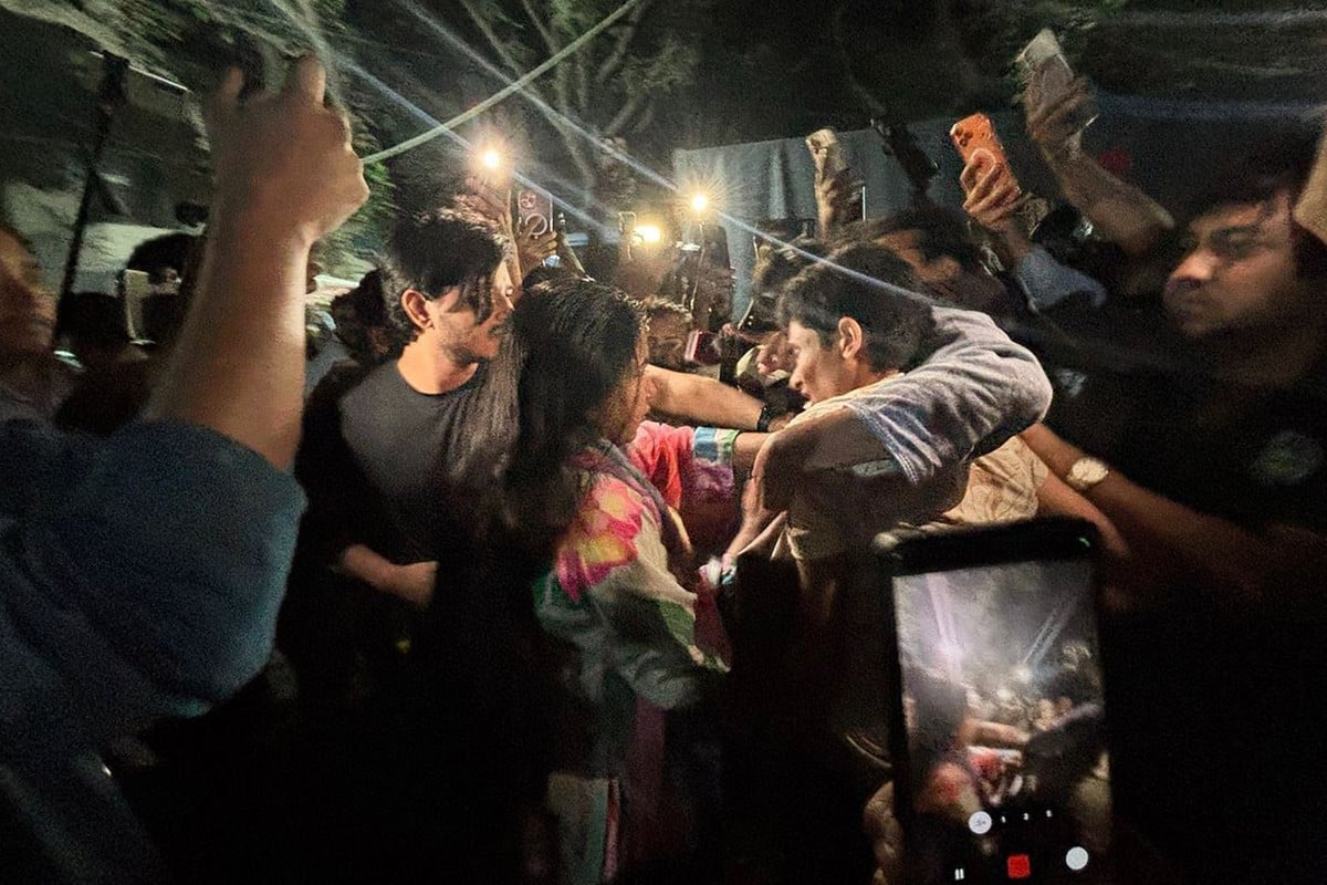 ৭ মার্চের ভাষণ প্রচার করায় ছাত্রলীগ নেতা আটক, শাহবাগ থানার সামনে উত্তেজনা-হাতাহাতি