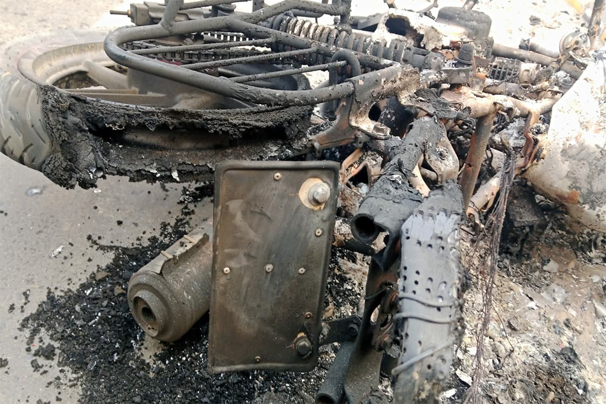 মোটরসাইকেলযোগে ছিনতাইকালে গণপিটুনিতে একজন নিহত, মোটরসাইকেলে আগুন