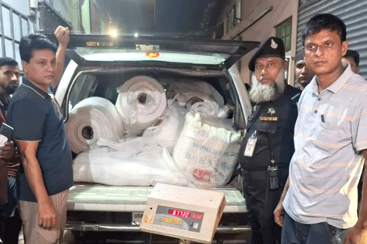 বগুড়ায় নিষিদ্ধ পলিথিন উৎপাদন, কারখানায় অভিযান চালিয়ে জরিমানা