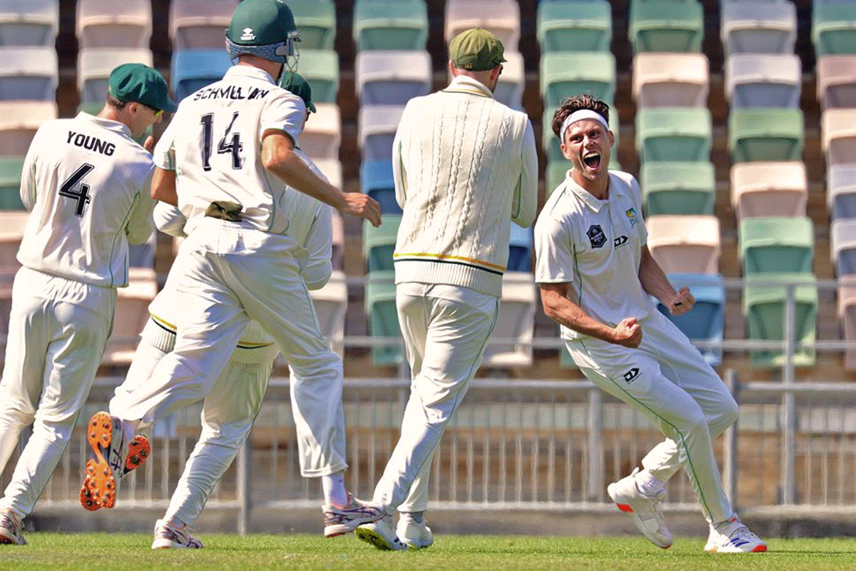 ৫ বলে ৫ উইকেট নিয়ে বিশ্বরেকর্ড ব্রেট র‌্যান্ডেলের