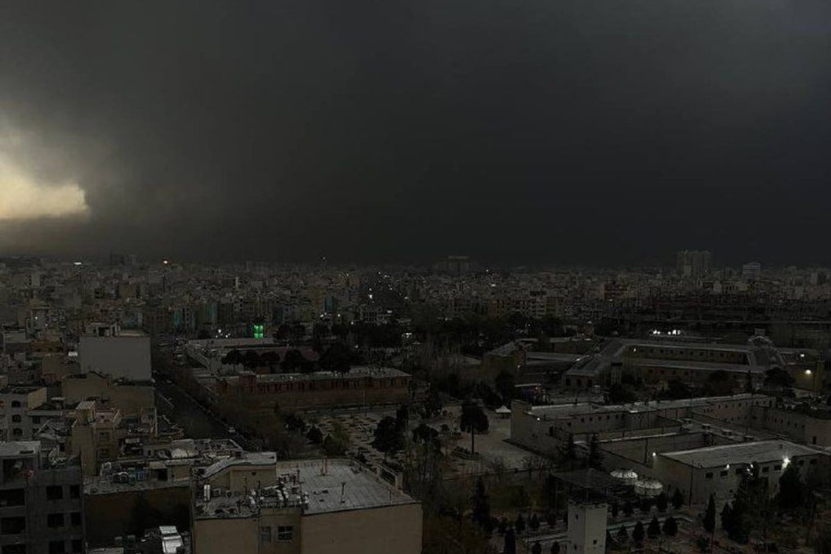 তেহরানের আকাশে ঘন কালো মেঘ, ঝরছে ‘কালো বৃষ্টি’