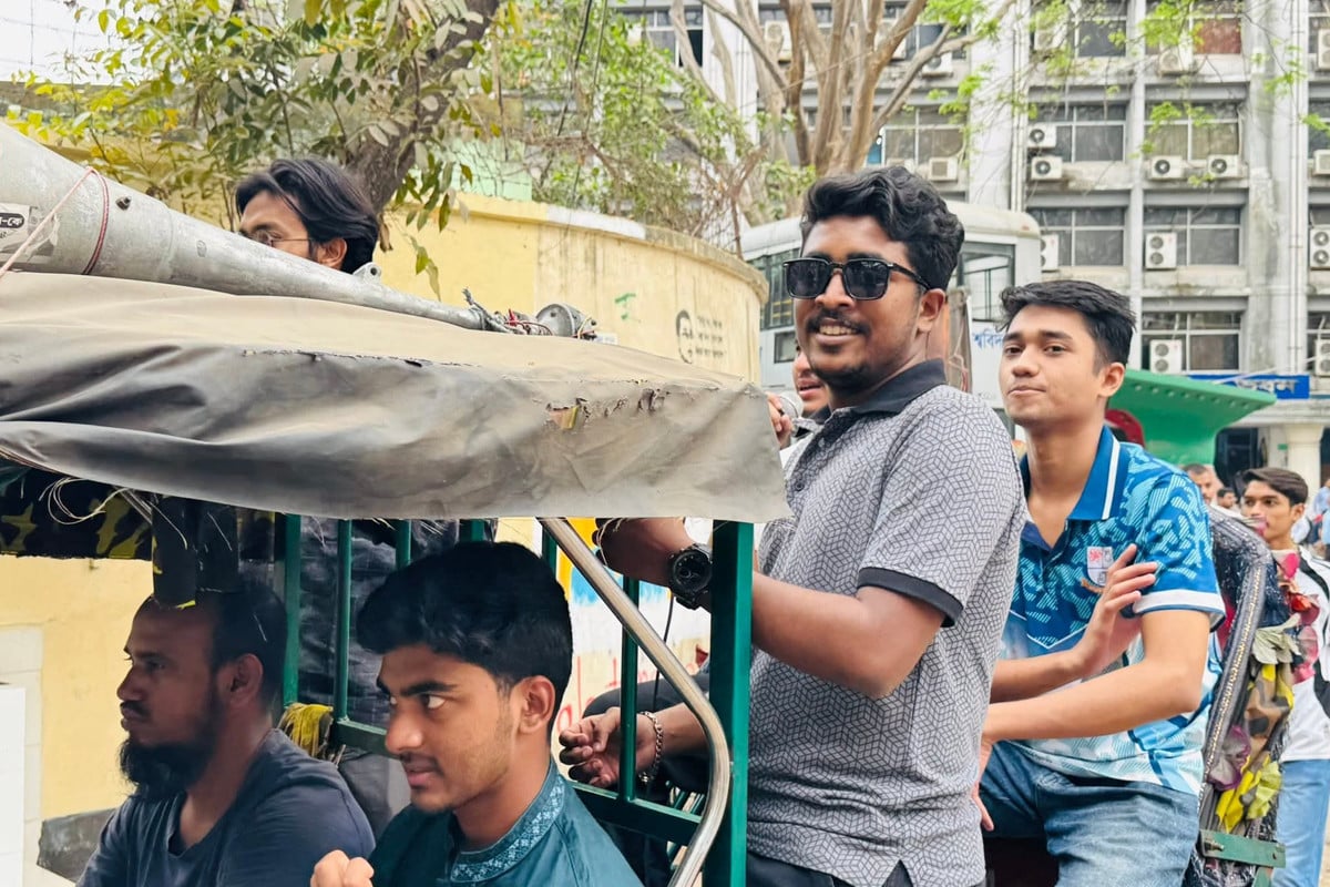 জবিতে সম্পূরক বৃত্তির দাবিতে শিক্ষার্থীদের মাইকিং করে অভিনব প্রতিবাদ