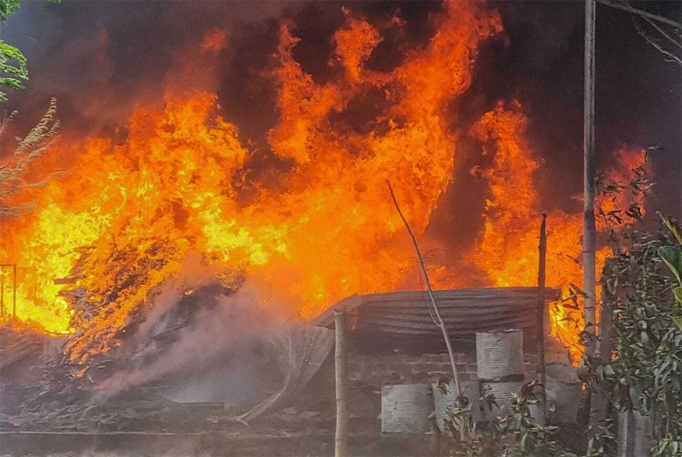উখিয়ার রোহিঙ্গা ক্যাম্পে কারিতাসের গুদামে আগুন