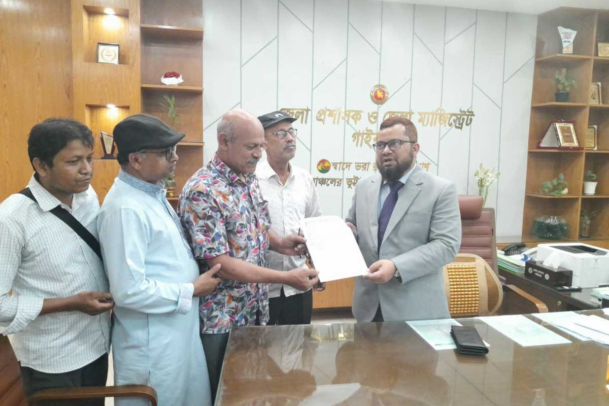 ভর্তুকি মূল্যে সারের দাবিতে গাইবান্ধায় স্মারকলিপি